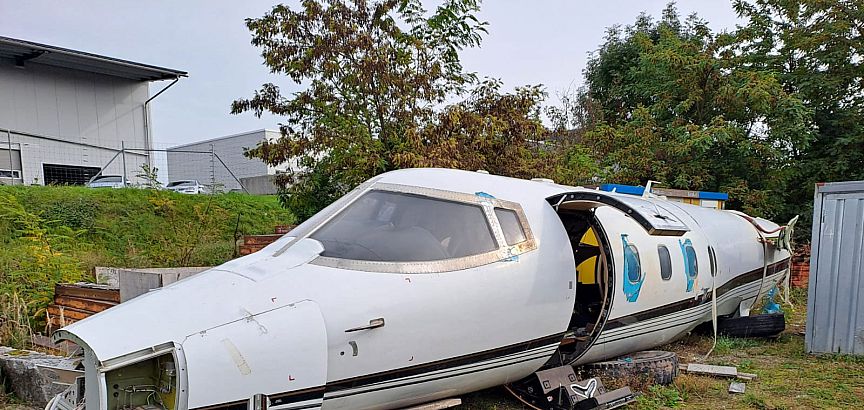  Demontage und Recycling eines ausgedienten Flugzeugs 