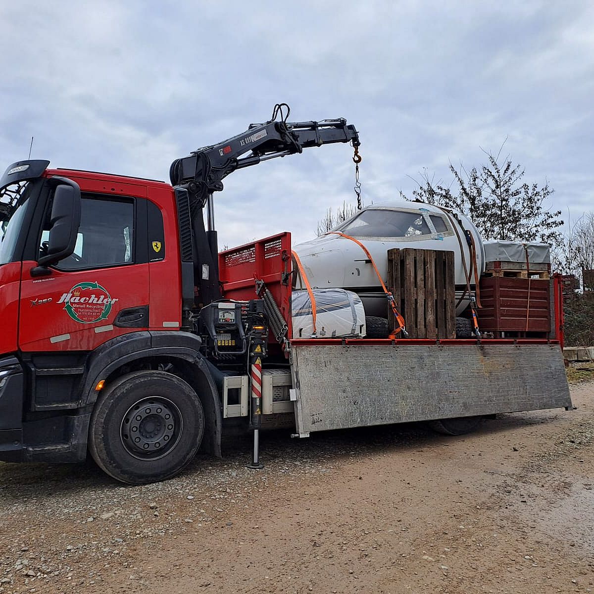 Das Cockpit wird mit dem Kran auf den Lastwagen geladen und gesichert.