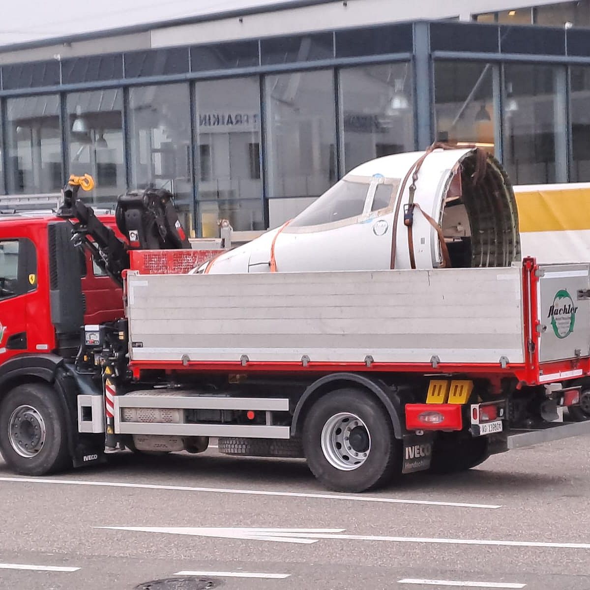 Das Cockpit ist verladen und wird abtransportiert.