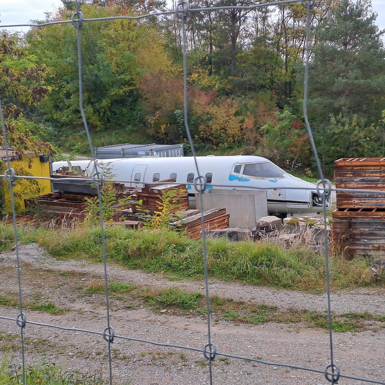 Ein, auf dem Gel�nde liegender Flugzeugrumpf soll recycelt werden.