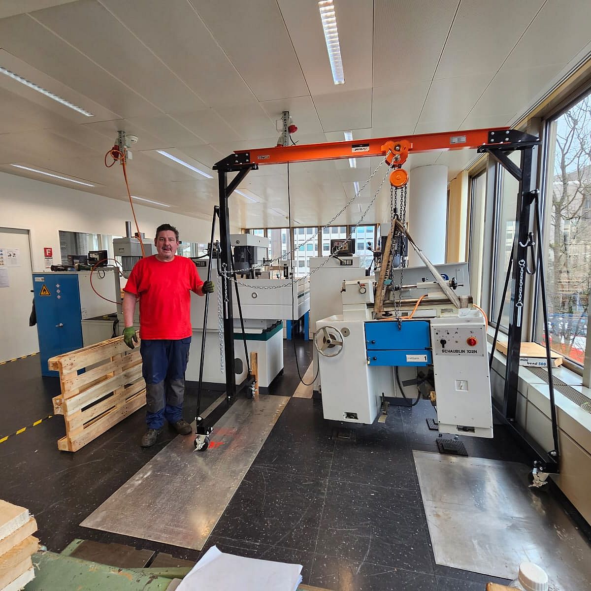 Der neue Portalkran ermglicht den einfachen Transport schwerer Maschinen, whrend Bodenplatten die Last optimal verteilen.