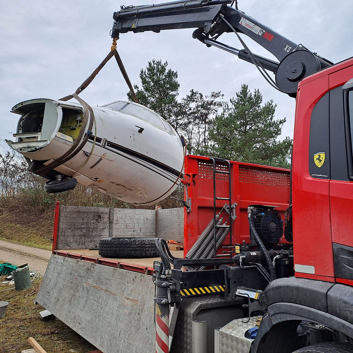Mit dem Kran werden die einzelnen Teile kontrolliert angehoben und getrennt.