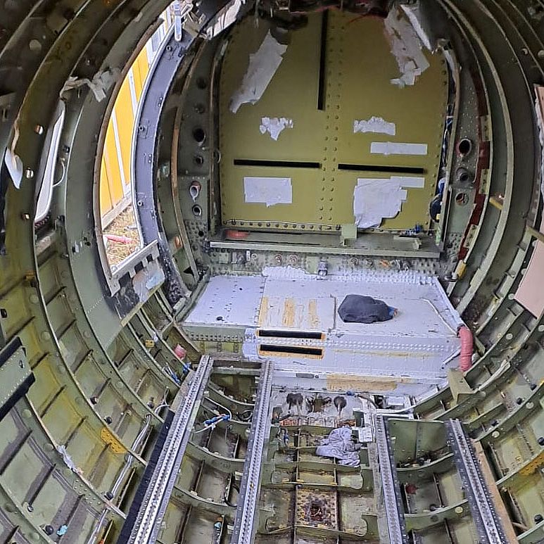 Im Inneren des Flugzeugrumpfs wird die Metallstruktur sichtbar, die sp�ter dem Recycling zugef�hrt wird.