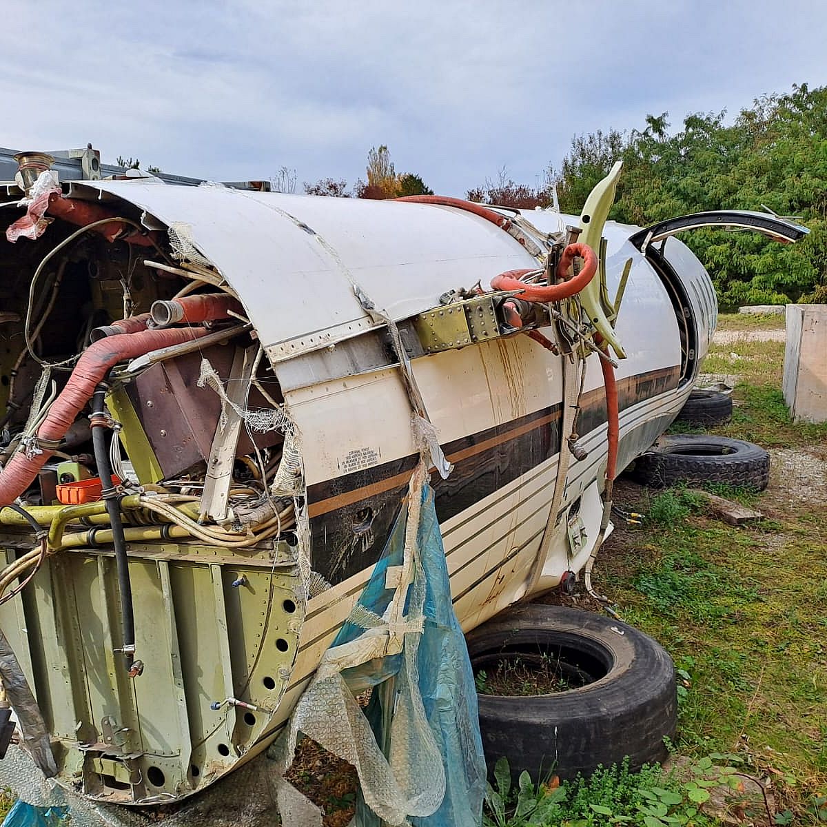 Der Rumpf wird Schritt f�r Schritt zerlegt, damit die Materialien sauber getrennt werden k�nnen.