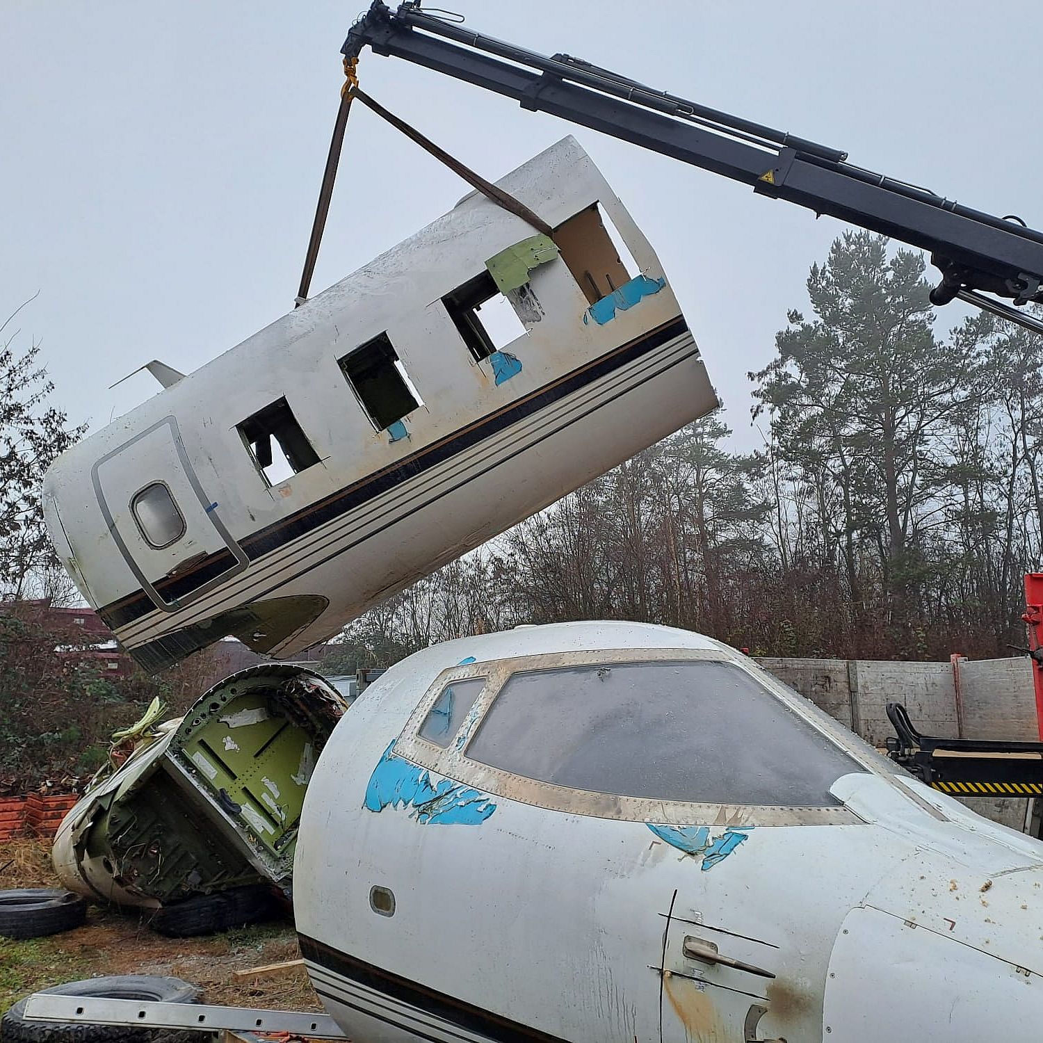 Ein weiteres Rumpfteil wird verladen und f�r den Transport zum Recycling vorbereitet.